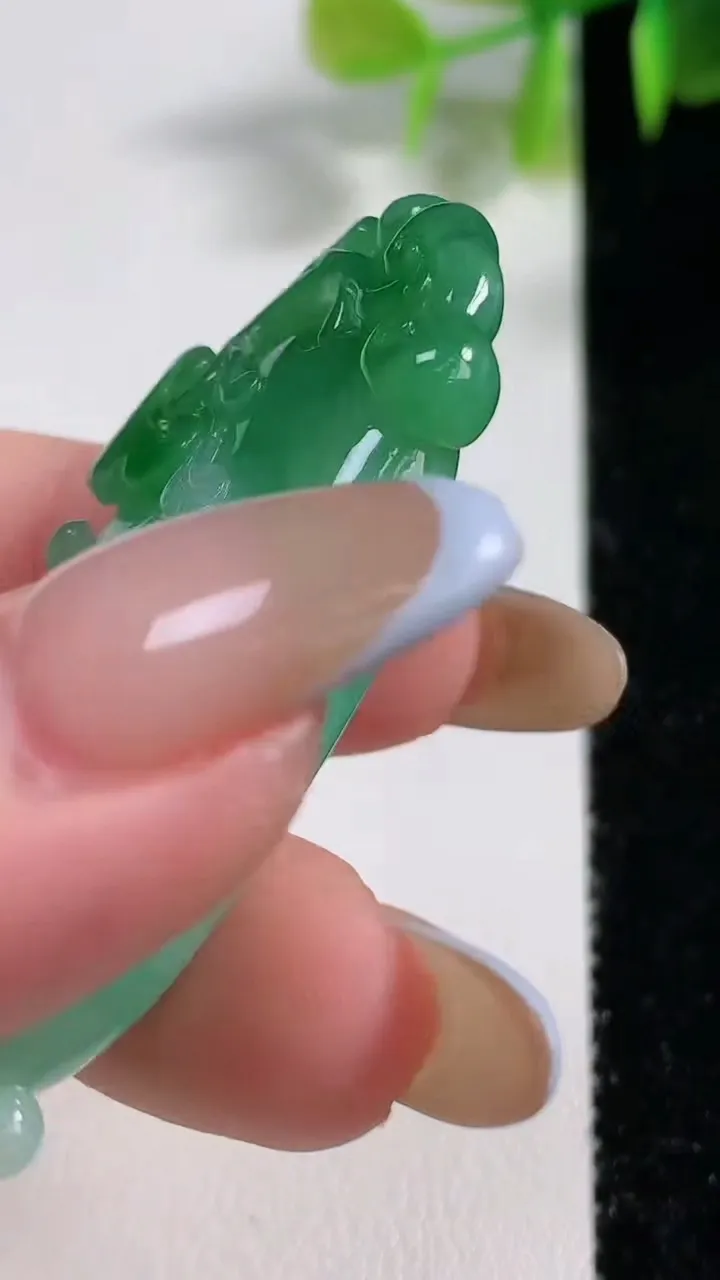 天然A货翡翠福瓜吊坠，尺寸52-21-9.5，重量:21.58g
11月10日