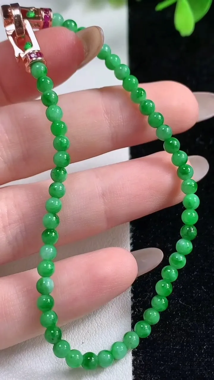 天然A货翡翠小米圆珠手串50颗，尺寸3.5，重量:5.94g11月10日
工厂直销收藏佳品,种好水足，色泽均匀，有种有色，上手高大气！