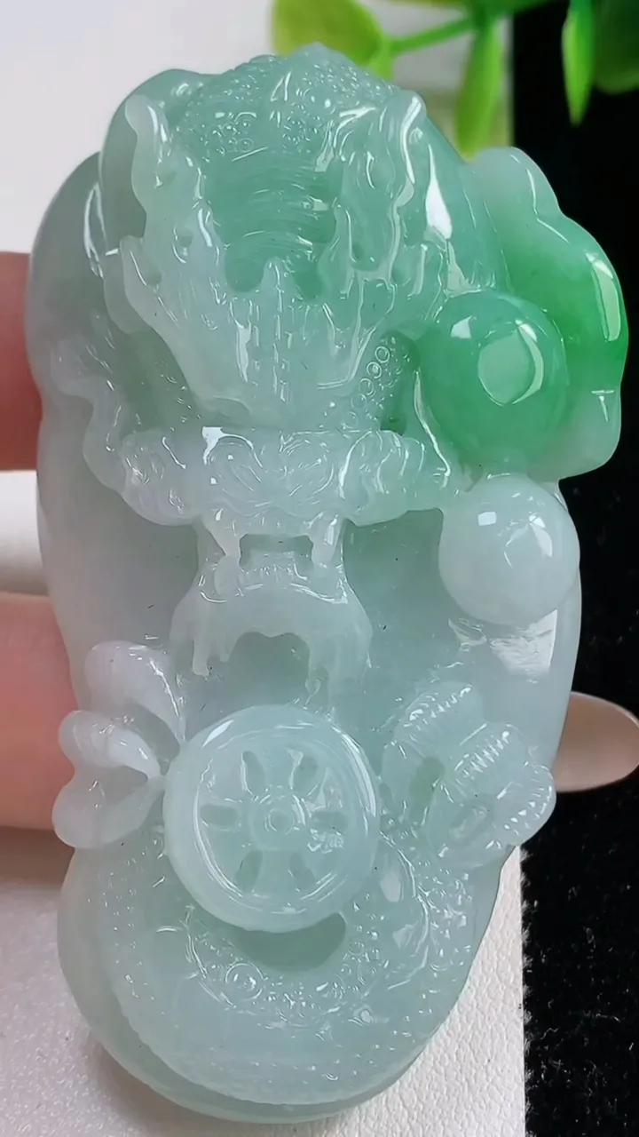 天然A货翡翠龙牌吊坠，尺寸70.8-40.2-16，重量:67.33g
11月10日