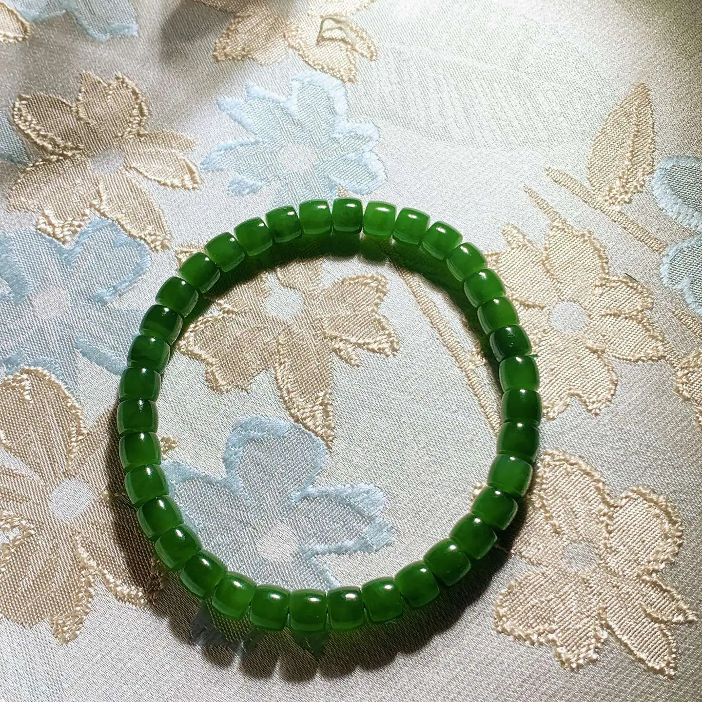 和田玉鲜阳绿俄罗斯碧玉直切老型珠手串 单颗尺寸5/6重13克。玉质细腻油润。手推出油。佩戴高端典雅。lt251107