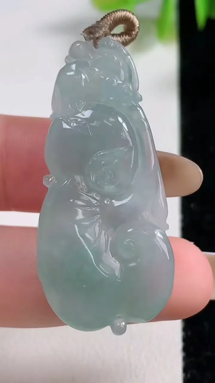 天然A货翡翠如意吊坠，尺寸44.8-20-5.5，重量:8.07g
11月10日