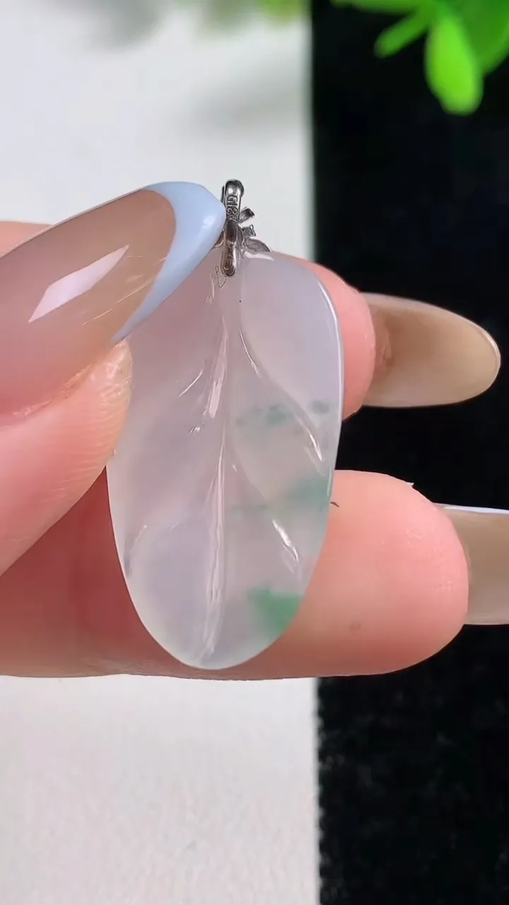 天然A货翡翠种飘花金枝玉叶 叶子吊坠，尺寸25.8-15-3.7，重量:2.72g
11月10日