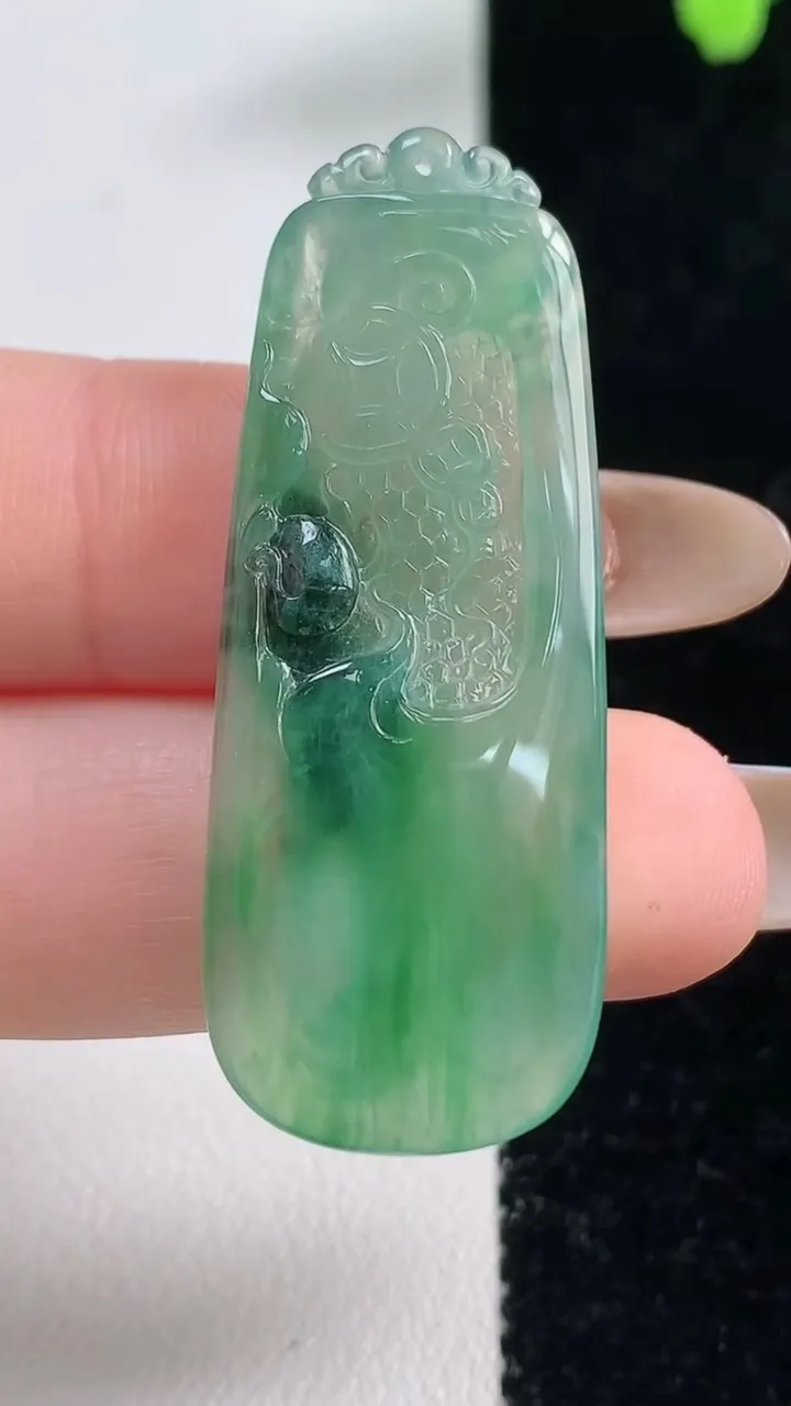 天然A货翡翠节节高升 竹节吊坠，尺寸43.2-16.6-4.6，重量:6.51g
11月10日