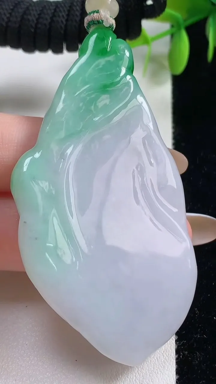 天然A货翡翠观音菩萨吊坠，尺寸67-39-8.4，重量:37.76g
11月10日