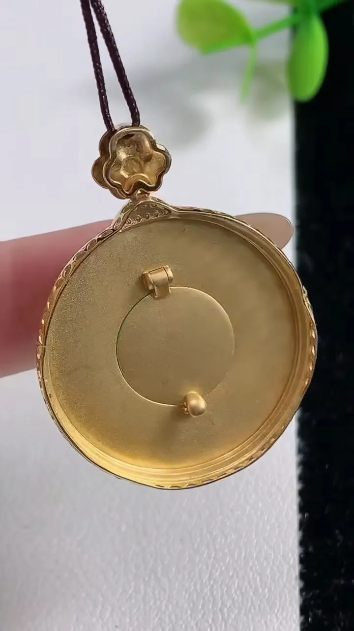 天然A货翡翠无事牌吊坠，尺寸36-27.7-4.9裸石25.4，重量:6.95g
11月10日