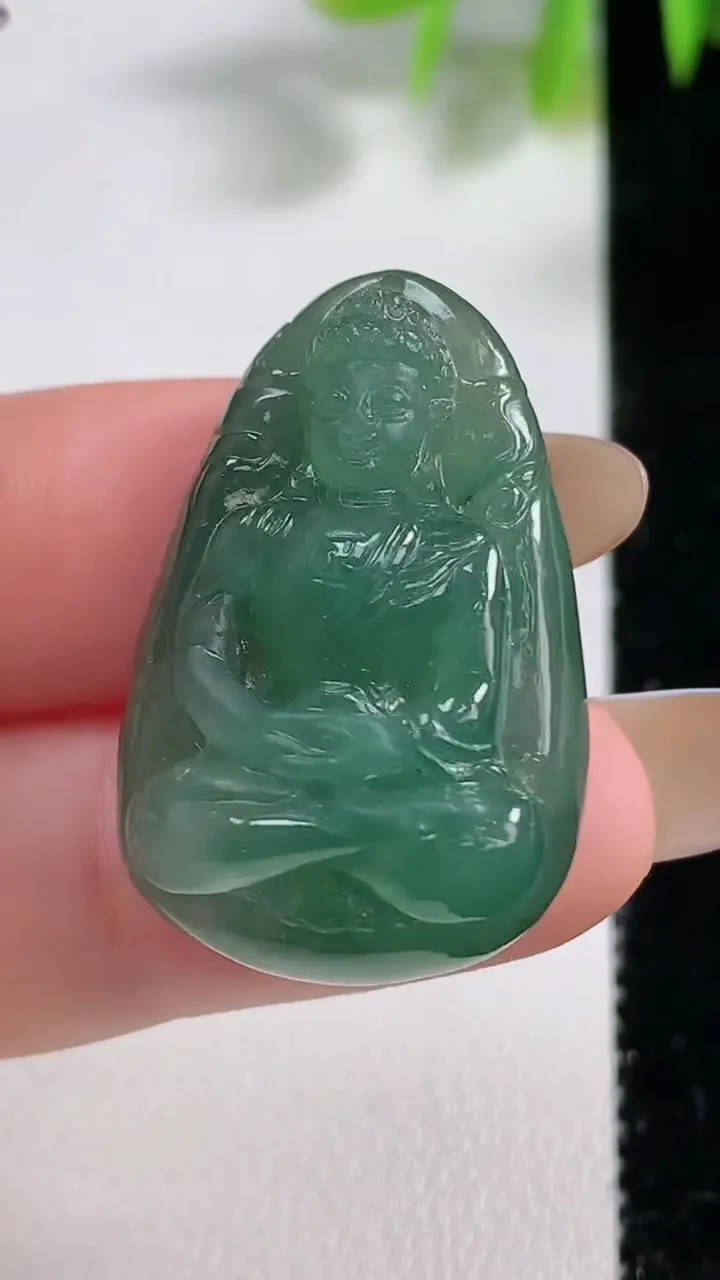 天然A货翡翠大日如来吊坠，尺寸31-19.8-9.6，重量:10.08g
11月10日