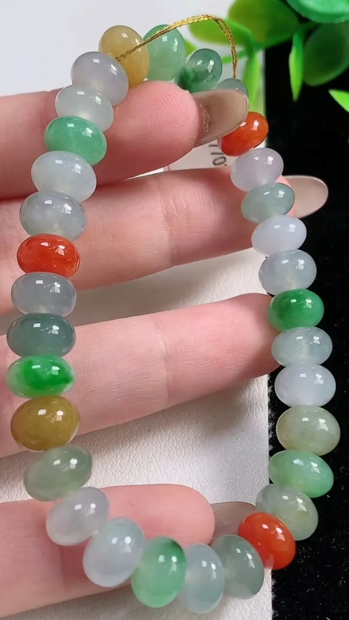 天然A货翡翠种三彩算盘珠手串32颗，尺寸8.2-6，重量:26.44g11月10日
工厂直销收藏佳品,种好水足，色泽均匀，有种有色，上手高大气！