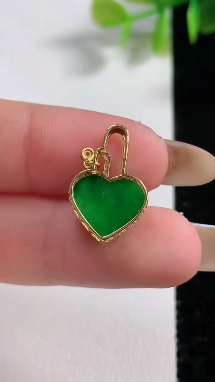 天然A货翡翠爱心吊坠，尺寸18.7-10.8-12裸石头5.6-9.8，重量:1.41g
11月10日