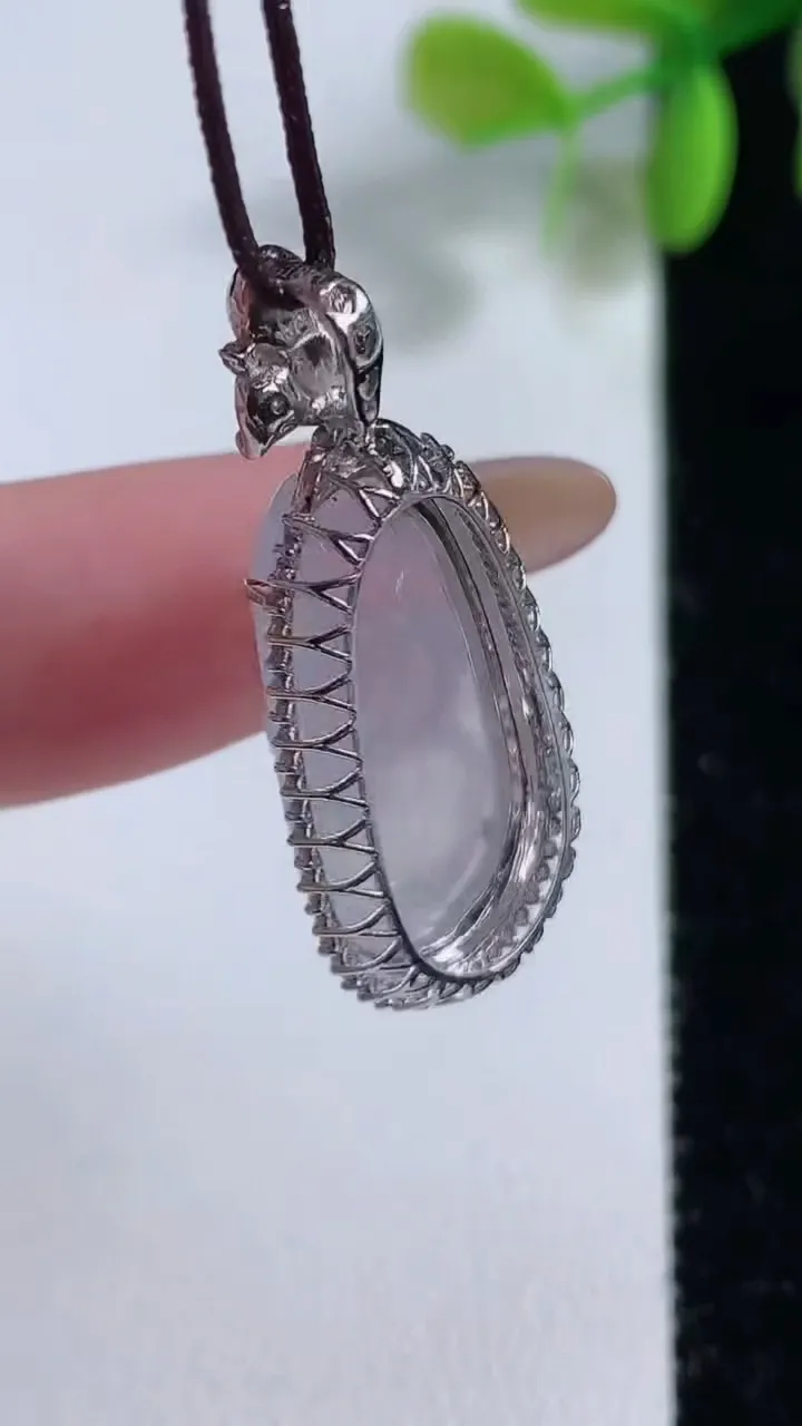 天然A货翡翠种白冰福豆吊坠，尺寸31.6-14.2-8.8裸石21-10.3，重量:3.57g
11月10日