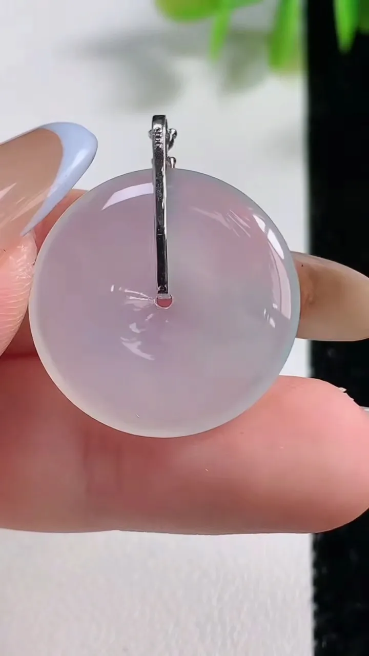 天然A货翡翠种白冰平安扣吊坠，尺寸22.7-3.6，重量:4.27g
11月10日