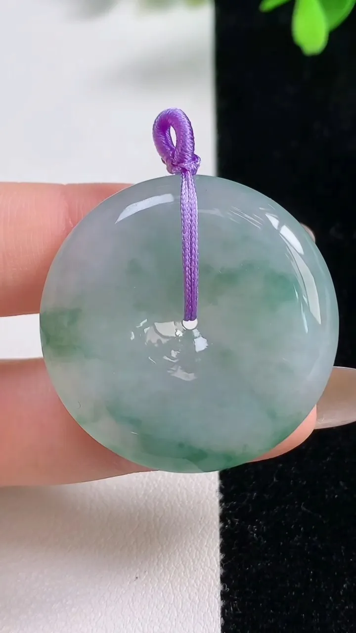 天然A货翡翠冰种飘花平安扣吊坠，尺寸34-6.6，重量:16.24g
11月10日