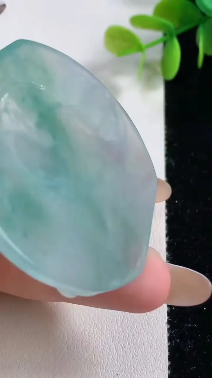 天然A货翡翠冰种飘花普贤菩萨吊坠，尺寸52.8-48.5-6，重量:30.91g
11月10日