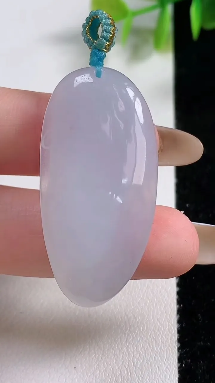 天然A货翡翠观音头吊坠，尺寸39.8-20-8.5，重量:12.04g
11月10日