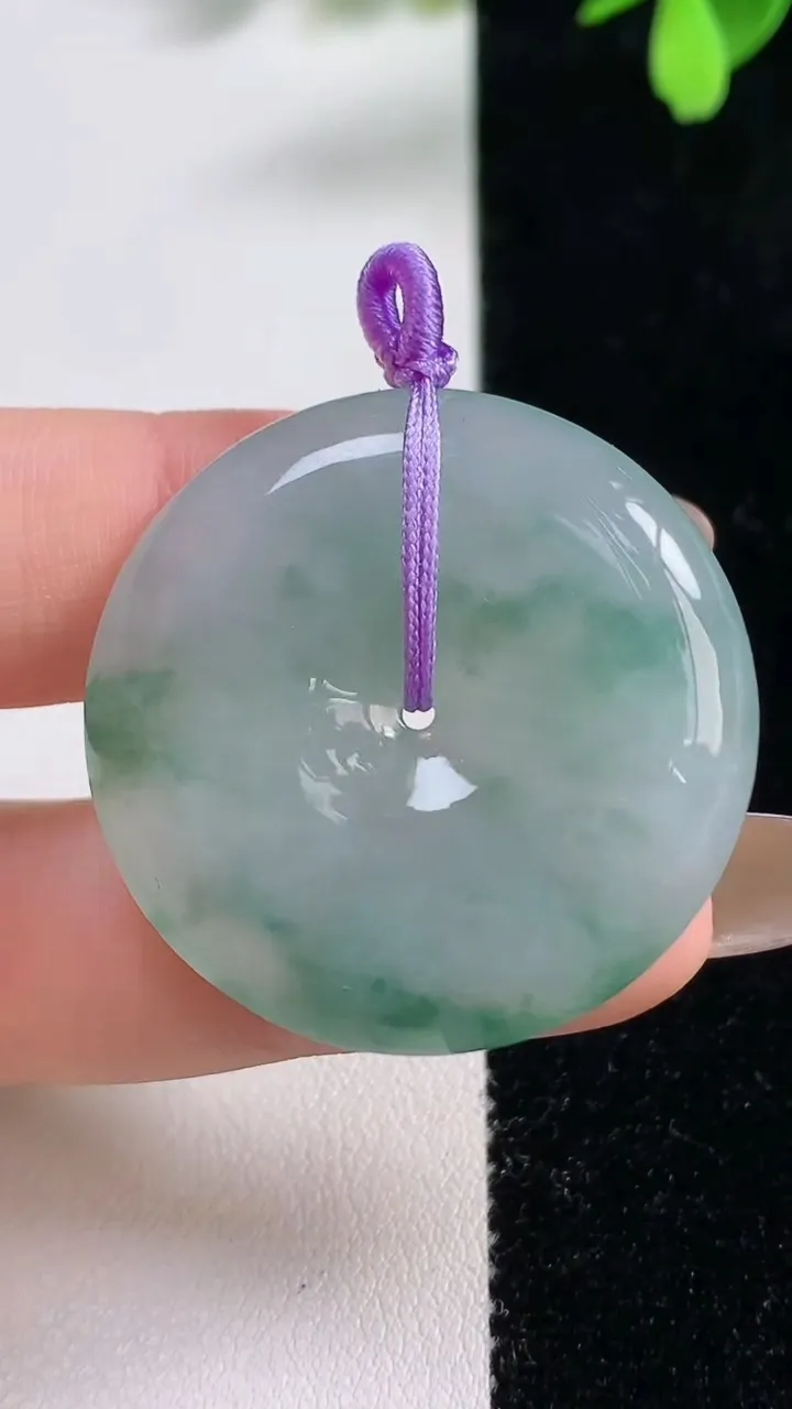 天然A货翡翠冰种飘花平安扣吊坠，尺寸34-6.6，重量:16.24g
11月10日