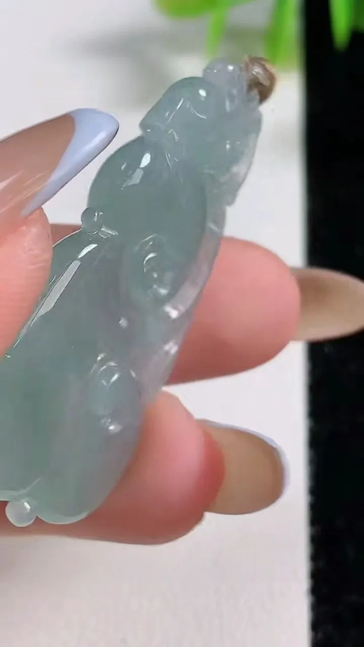 天然A货翡翠如意吊坠，尺寸44.8-20-5.5，重量:8.07g
11月10日