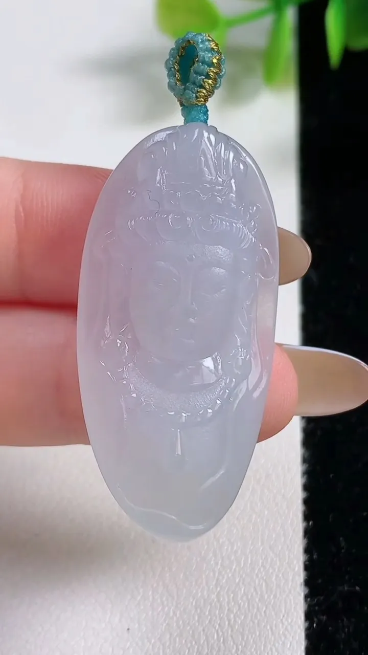 天然A货翡翠观音头吊坠，尺寸39.8-20-8.5，重量:12.04g
11月10日