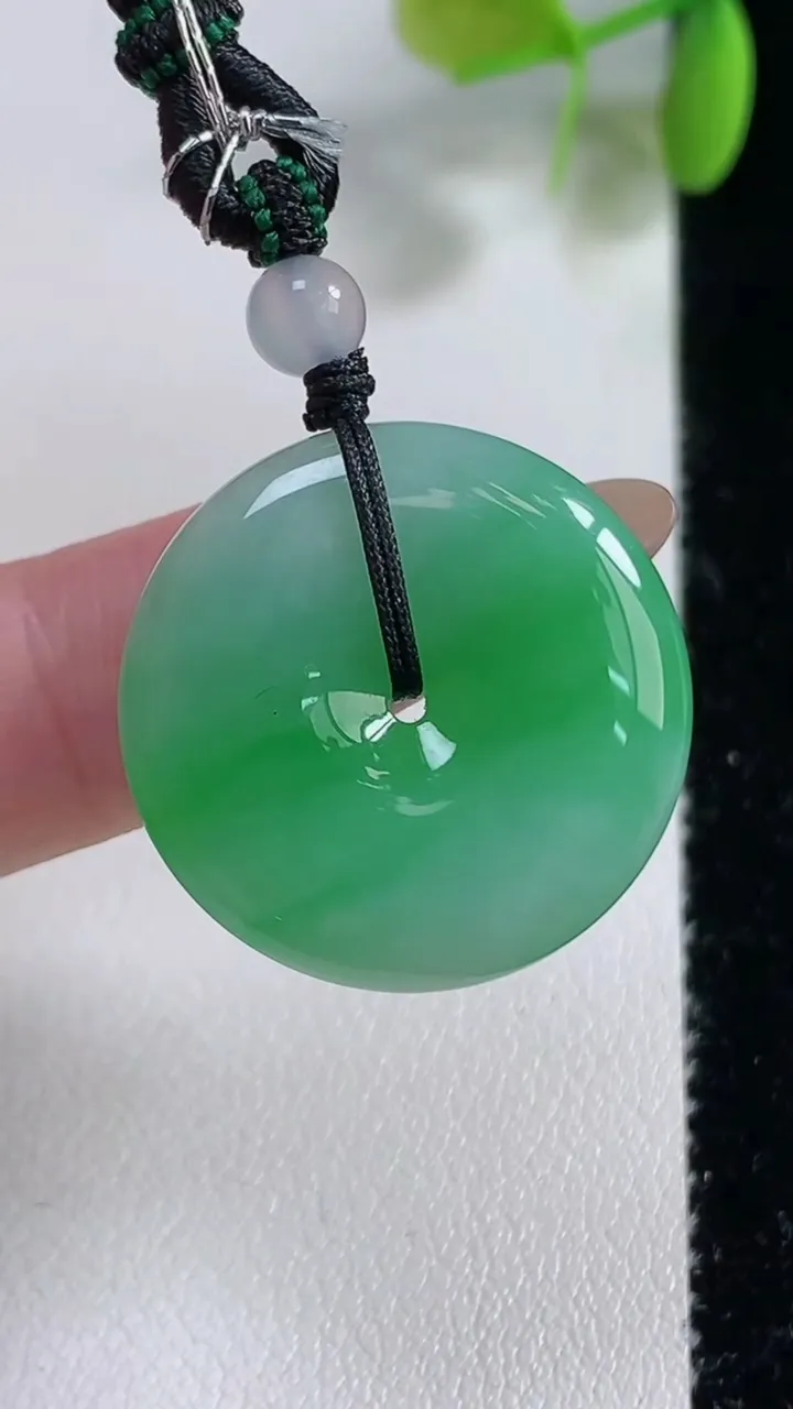 天然A货翡翠平安扣吊坠，尺寸24-5.7，重量:8.68g
11月10日