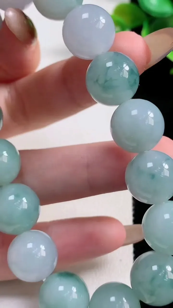 天然A货翡翠种飘花圆珠手串16颗，尺寸12.8，重量:57.80g11月10日
工厂直销收藏佳品,种好水足，色泽均匀，有种有色，上手高大气！