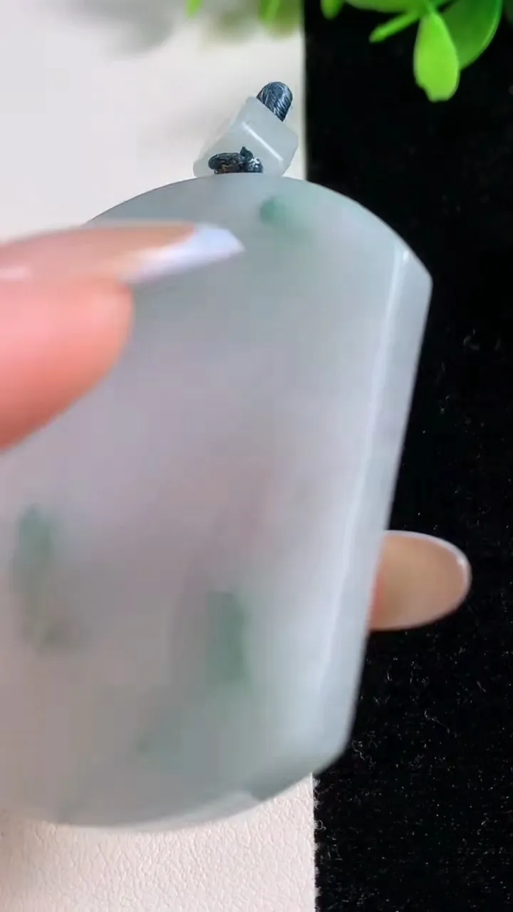 天然A货翡翠冰种飘花无事牌吊坠，尺寸56.7-43-6.6，重量:44.18g
11月10日