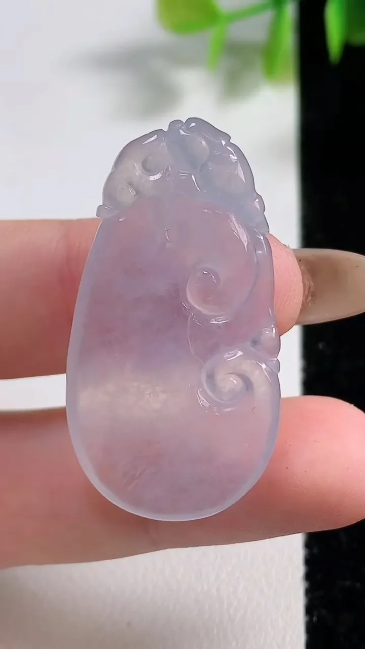 天然A货翡翠冰种紫罗兰如意吊坠，尺寸37.3-20-4.1，重量:7.24g
11月10日