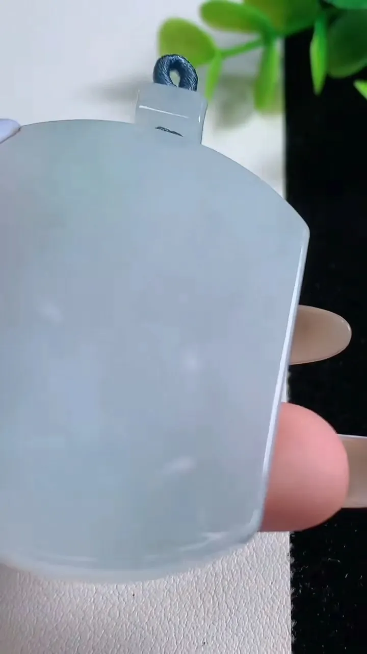 天然A货翡翠无事牌吊坠，尺寸52.7-40.2-6，重量:34.61g
11月10日