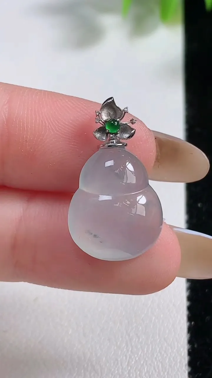 天然A货翡翠种飘花葫芦吊坠，尺寸16.8-13.6-5，重量:2.12g
11月10日