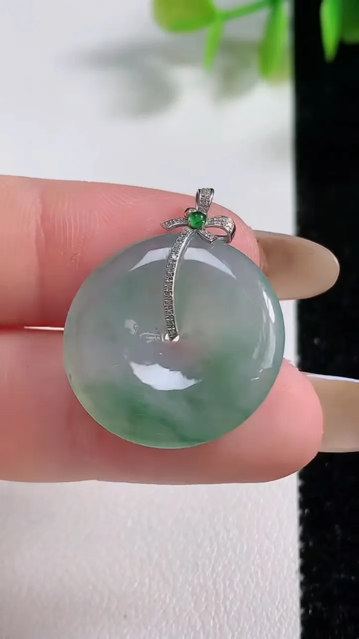 天然A货翡翠种飘花平安扣吊坠，尺寸21.3-3.6，重量:3.84g
11月10日