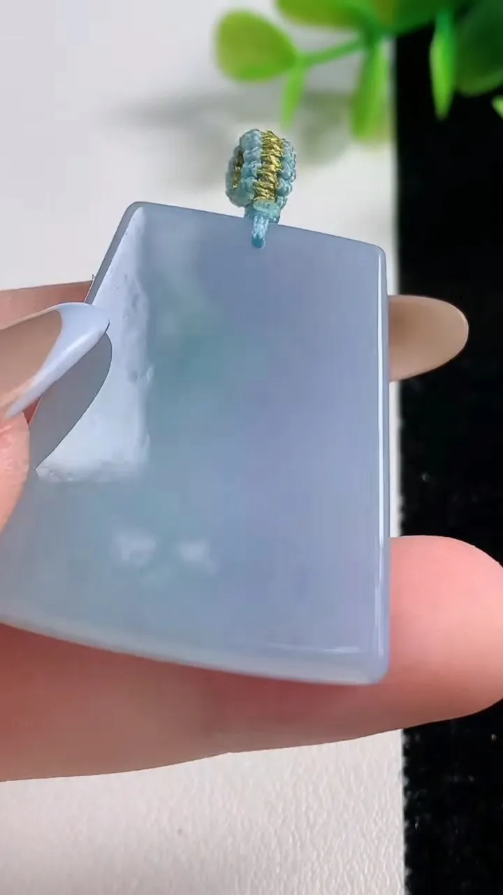 天然A货翡翠冰种春带彩 紫罗兰无事牌吊坠，尺寸34.4-29.3-5.1，重量:14.44g
11月10日