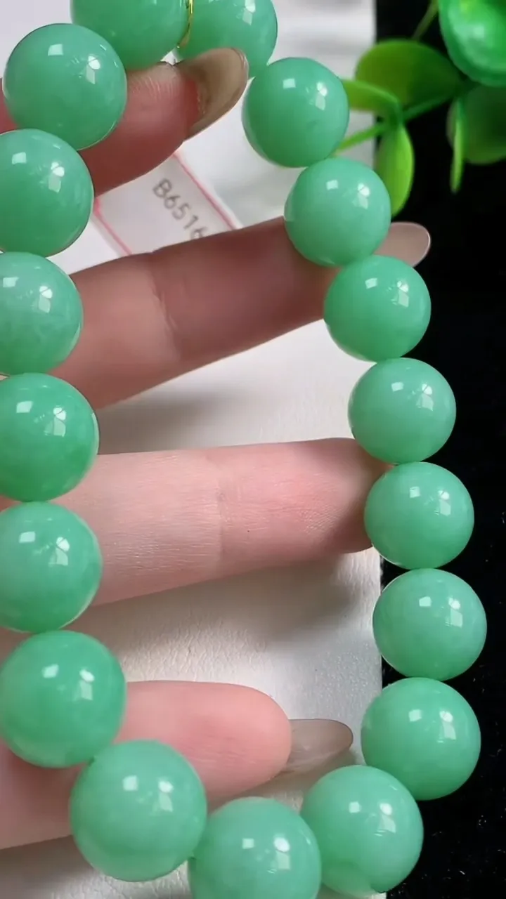 天然A货翡翠圆珠手串18颗，尺寸11.7，重量:51.50g11月10日
工厂直销收藏佳品,种好水足，色泽均匀，有种有色，上手高大气！