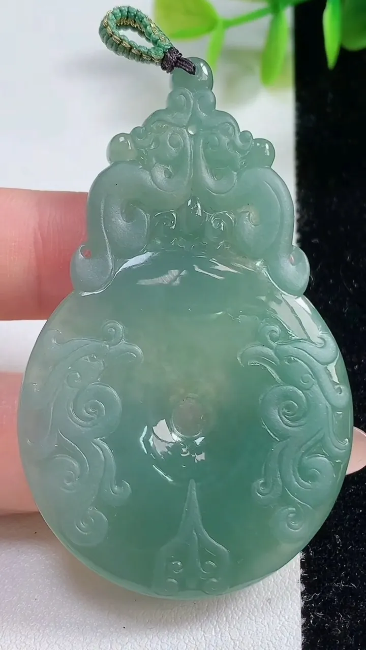 天然A货翡翠仿古平安扣吊坠，尺寸60.3-38.4-6.1，重量:25.68g
11月10日