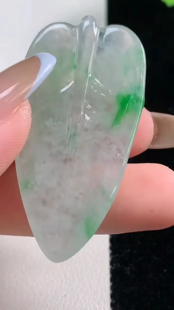 天然A货翡翠金枝玉叶 叶子吊坠，尺寸51.3-27-4，重量:12.21g
11月10日