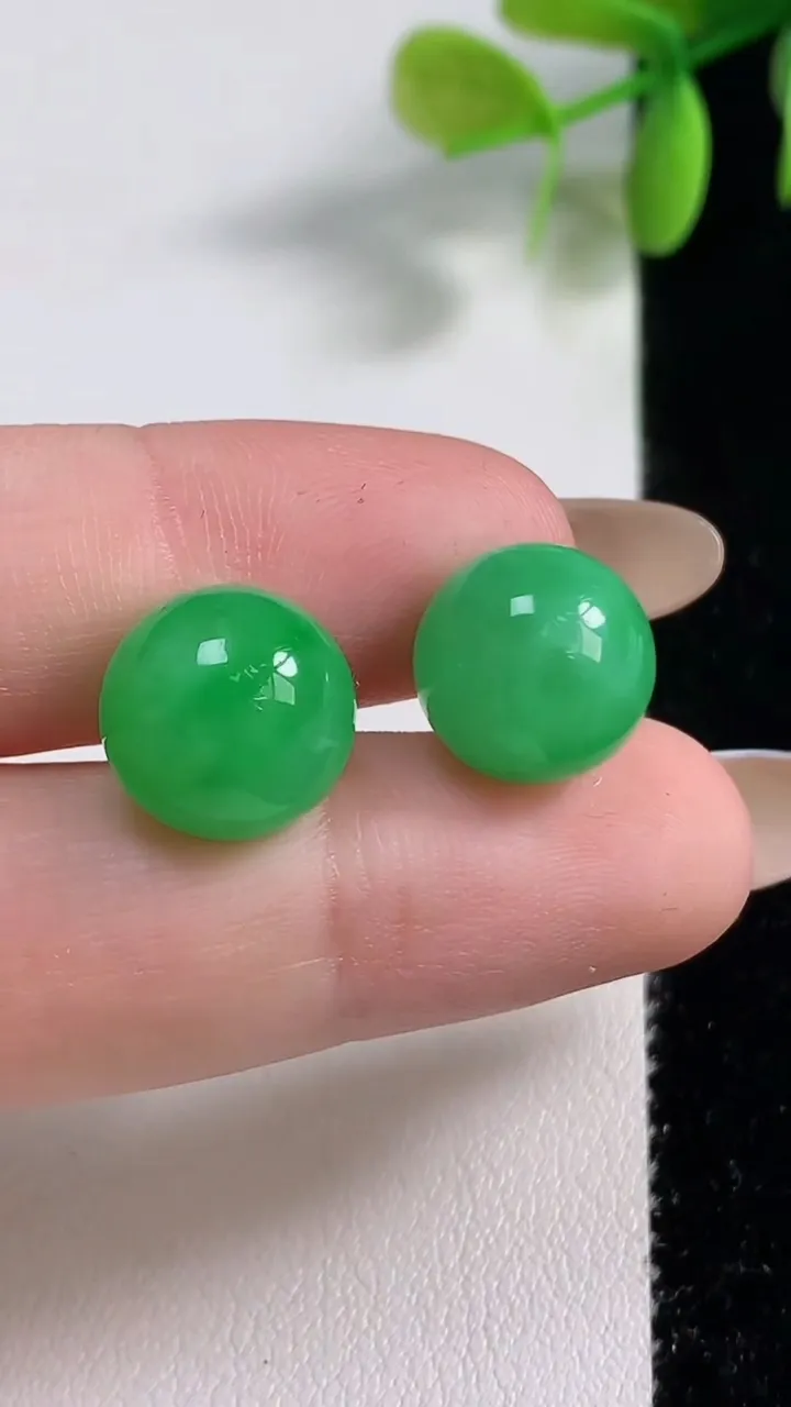 天然A货翡翠圆珠吊坠镶嵌件一对，尺寸11.7，重量:5.69g
11月10日
