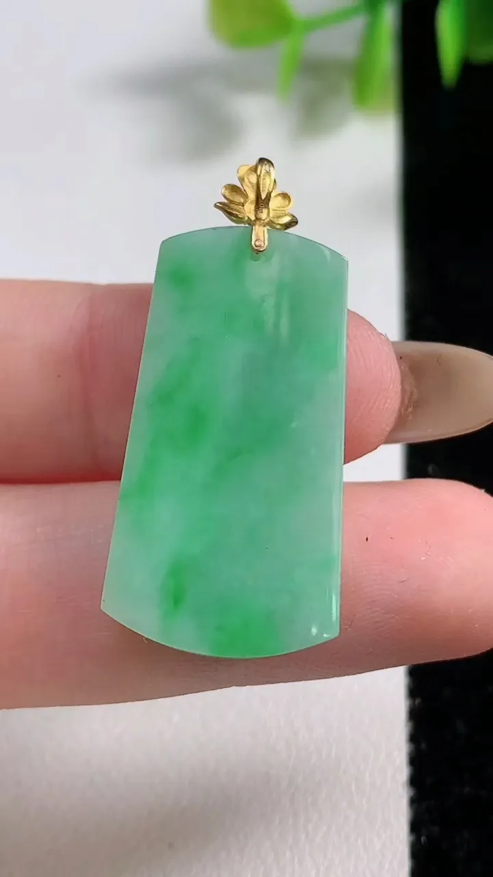 天然A货翡翠无事牌吊坠，尺寸30-15.6-3.9，重量:4.69g
11月10日