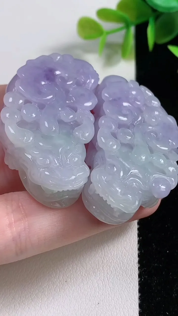 天然A货翡翠春带彩 紫罗兰貔貅吊坠一对，尺寸47.2-25.4-11，重量:59.34g
11月10日