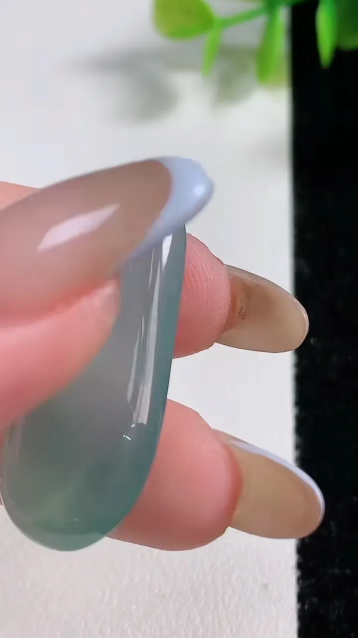 天然A货翡翠福瓜吊坠，尺寸35-15.5-5.1，重量:6.09g
11月10日