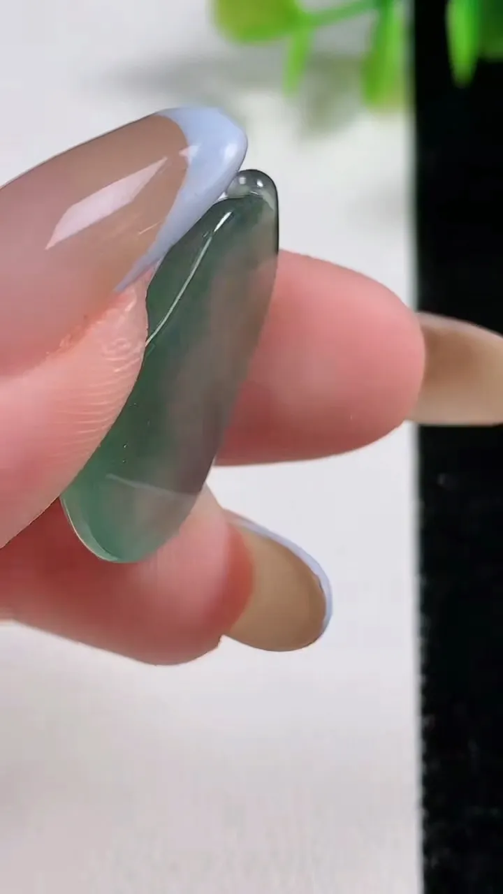 天然A货翡翠冰种飘花福瓜吊坠 镶嵌件，尺寸26-15-5.2，重量:3.81g
11月10日