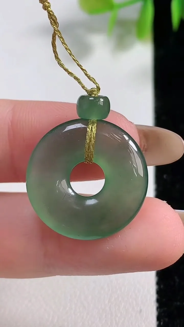 天然A货翡翠平安环吊坠，尺寸21-3.6，重量:3.56g
11月10日