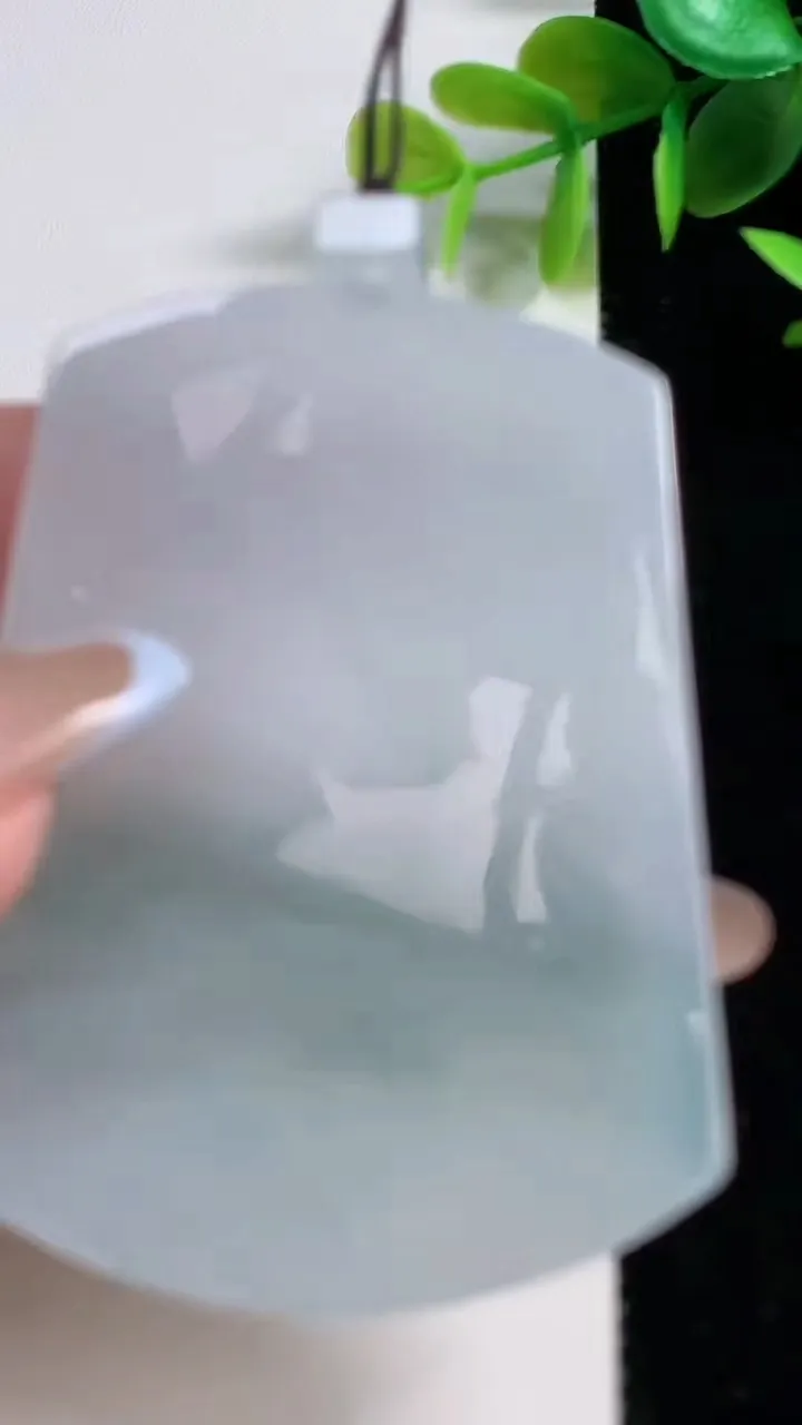 天然A货翡翠牌吊坠，尺寸61-44.3-4.5，重量:33.63g
11月10日