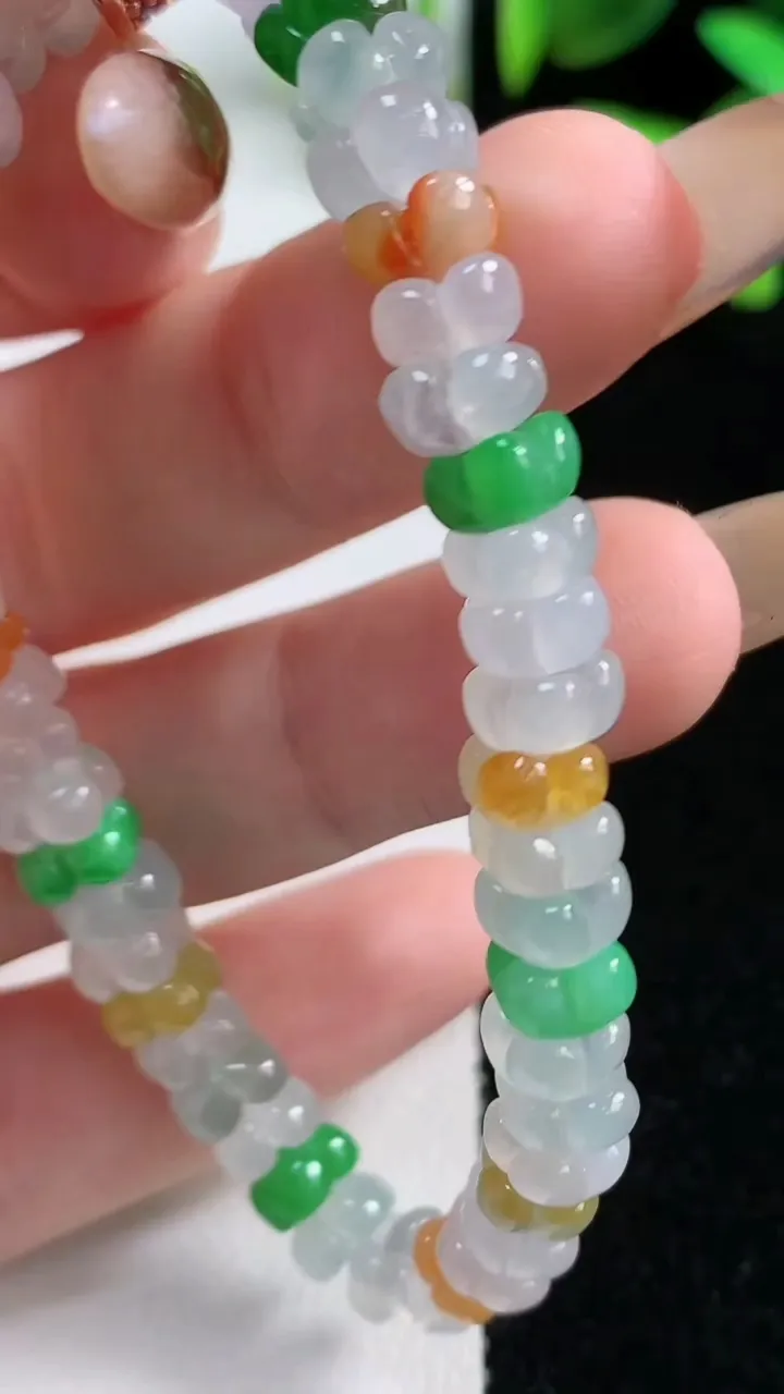 天然A货翡翠种三彩莲花手串50颗，尺寸6.4-3，重量:14.87g11月10日
工厂直销收藏佳品,种好水足，色泽均匀，有种有色，上手高大气！