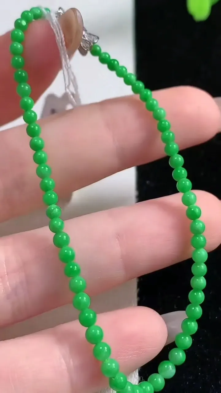 天然A货翡翠小米圆珠手串61颗，尺寸2.4，重量:2.99g11月10日
工厂直销收藏佳品,种好水足，色泽均匀，有种有色，上手高大气！