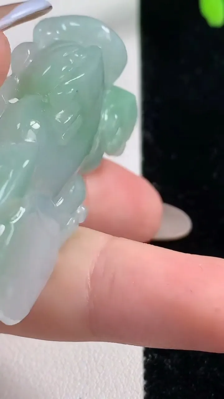 天然A货翡翠霸王貔貅吊坠，尺寸46.6-25-12，重量:35.81g
11月10日