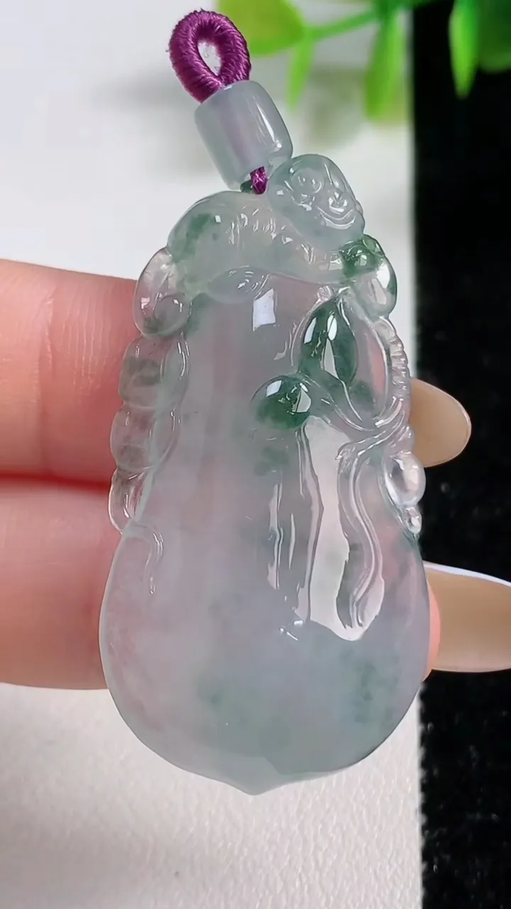 天然A货翡翠冰种飘花福瓜吊坠，尺寸44-22.4-8.3，重量:12.81g
11月10日