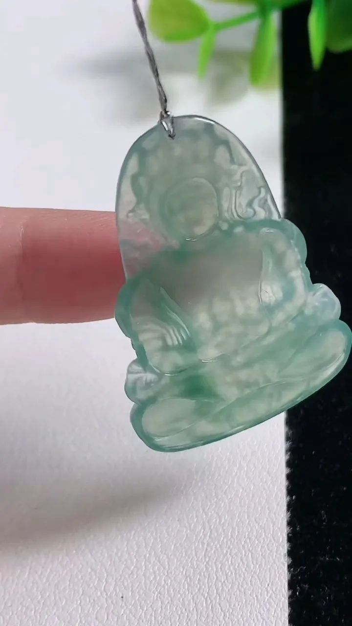 天然A货翡翠冰种飘花度母观音菩萨吊坠，尺寸42-28.2-3.8，重量:7.85g
11月10日