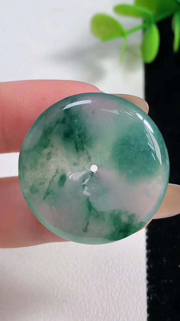 天然A货翡翠种飘花平安扣吊坠，尺寸30.3-5.5，重量:10.59g
11月10日