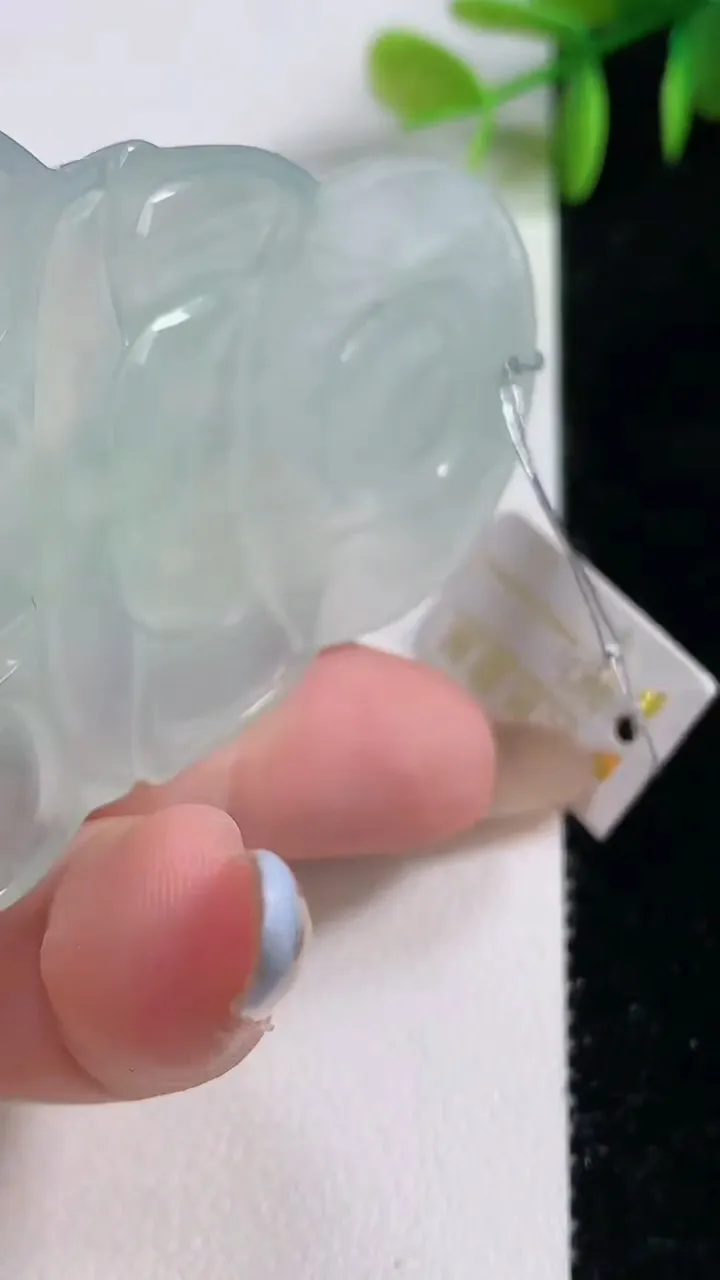 天然A货翡翠正装观音菩萨吊坠，尺寸68.6-42.5-5.7，重量:31.15g
11月10日