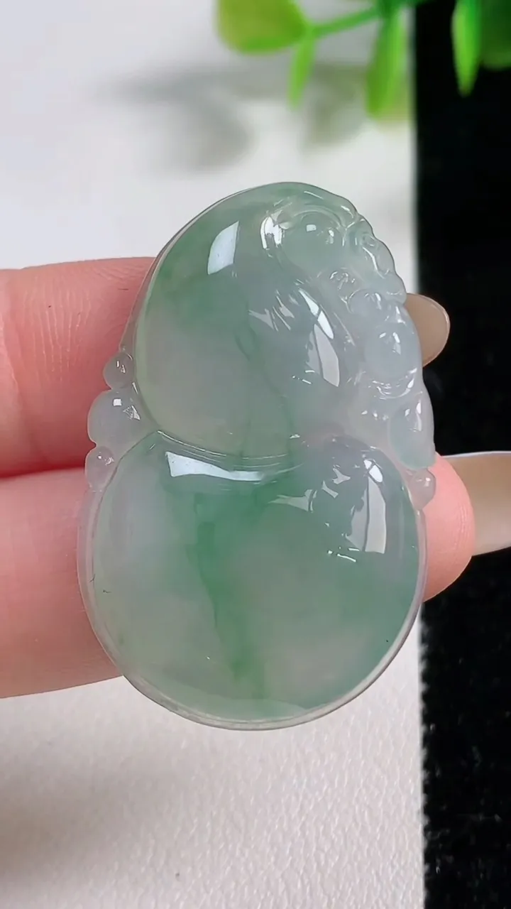 天然A货翡翠冰种飘花葫芦吊坠，尺寸37.8-23.8-5.5，重量:8.81g
11月10日