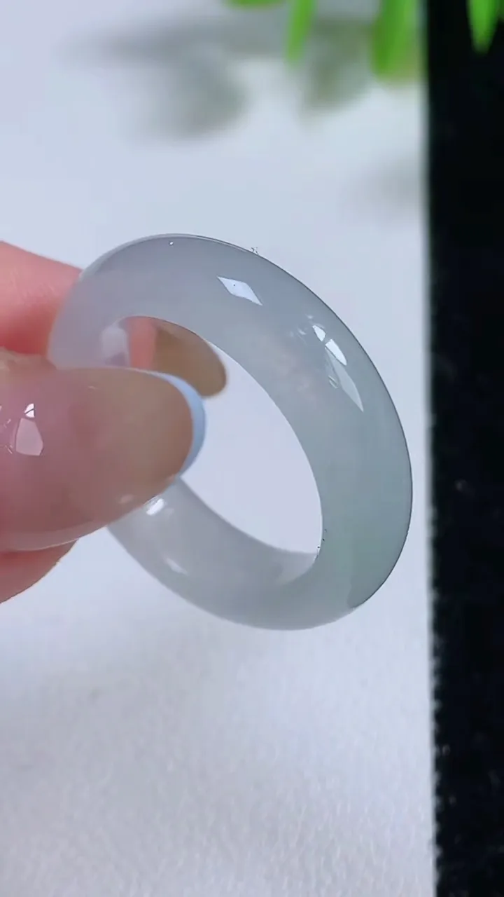 天然A货翡翠指环 戒指，尺寸19.5-6.4-3.7，重量:5.48g2025年11月10日
工厂直销收藏佳品,种好水足，色泽均匀，有种有色，上手高大气！