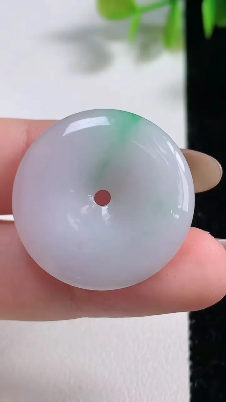 天然A货翡翠平安扣吊坠，尺寸27.4-3.9，重量:6.95g
11月10日