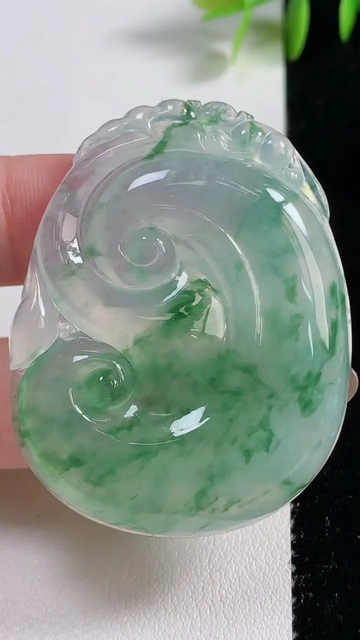 天然A货翡翠种飘花如意吊坠，尺寸49.8-39-5.6，重量:20.93g
11月10日