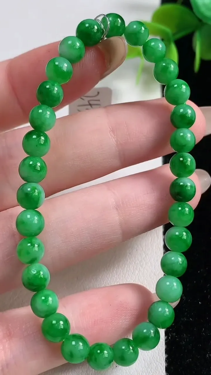 天然A货翡翠小米圆珠手串31颗，尺寸5.6，重量:10.00g11月10日
工厂直销收藏佳品,种好水足，色泽均匀，有种有色，上手高大气！